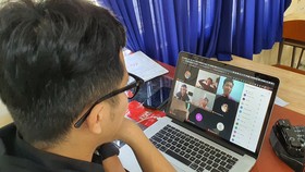 Buổi học trực tuyến của học sinh Trường THPT Nguyễn Du (quận 10)