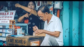 Một người thợ khắc con dấu mỹ nghệ ở TPHCM. (Ảnh chụp ở thời điểm dịch chưa bùng phát). ẢNH: KHANH TRỊNH