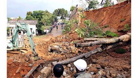Khẩn cấp di dời 36 hộ dân dưới núi Gành, Bình Định