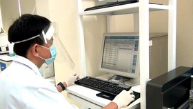Nhân viên y tế Bệnh viện Chợ Rẫy thực hiện phân tích tìm kháng thể