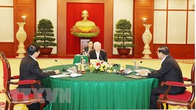 Tổng bí thư Nguyễn Phú Trọng, Tổng bí thư Đảng Nhân dân cách mạng Lào Thongloun Sisoulith và Chủ tịch Đảng Nhân dân Campuchia Hun Sen tại cuộc gặp. Ảnh: TTXVN