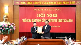 Trưởng ban Kinh tế Trung ương Trần Tuấn Anh trao quyết định điều động, bổ nhiệm cho tân Phó Trưởng ban Kinh tế Trung ương Nguyễn Duy Hưng (bên trái). Ảnh:VGP