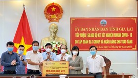 Đại diện T&T Group và SHB trao tặng 150.000 bộ kit xét nghiệm nhanh Covid-19 cho đại diện lãnh đạo tỉnh Gia Lai