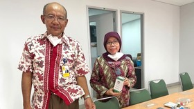 Giáo sư Anne Zulfia Syahrial (phải) và sản phẩm pin làm từ bã cà phê