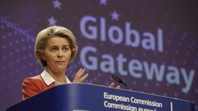 Bà Ursula von der Leyen, Chủ tịch Ủy ban châu Âu (EC) tại họp báo công bố kế hoạch Global Gateway