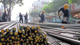 Giá thép tăng đột ngột từ cuối quý I-2021 được cho là do nguyên liệu thế giới khan hiếm, tăng cao. Ảnh: Báo CT