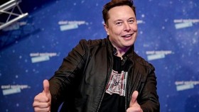 rong chương trình SNL, Elon Musk tiết lộ, việc mắc hội chứng Asperger khiến tỉ phú này liên tục chia sẻ những ý kiến, bình luận gây tranh cãi trên mạng xã hội. Ảnh: TL.
