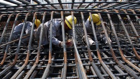 Giá các loại vật liệu xây dựng như sắt thép, xi măng, cát, đá,... biến động mạnh, có tác động đến các lĩnh vực khác nhau.