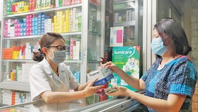 Người TPHCM mua thuốc điều trị các triệu chứng ho sốt, liên quan đến hô hấp phải khai báo y tế.