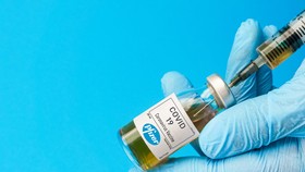 Vaccine của Pfizer và đối tác BioNTech (Đức) phát triển là loại vaccine Covid-19 đầu tiên được phê duyệt tại Mỹ.