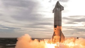 Ngày 5-5-2021 một phiên bản nguyên mẫu tên lửa Starship của SpaceX đã bay 10 km trên bầu trời Boca Chica tại bang Texas, Mỹ. Ảnh: TL