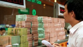Chuyên gia cho rằng lãi suất vay mượn lẫn nhau ở liên ngân hàng bất ngờ tăng cao từ mức gần 0%/năm lên 1,41%/năm, phản ánh tình trạng ngân hàng nhỏ bắt đầu thiếu vốn. Ảnh: TP