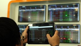 Chưa bao giờ dòng tiền đổ vào thị trường chứng khoán nhiều như hiện nay. Ảnh minh họa: TTXVN