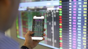 Nhà đầu tư giao dịch chứng khoán tại sàn Yuanta ở quận 1, TP HCM vào tháng 3/2021. Ảnh: Quỳnh Trần.