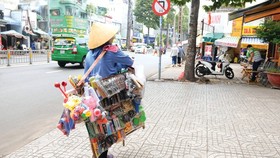 Bán cả thế giới trên vai