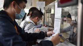 Cơ quan thuế kiến nghị hạn chế thanh toán bằng tiền mặt nhằm dễ dàng kiểm soát doanh thu và chi phí của doanh nghiệp. Ảnh: NGỌC PHƯỢNG