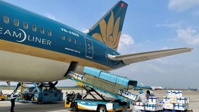 Lần đầu tiên Vietnam Airlines bố trí riêng một siêu máy bay chỉ để chở vải thiều. Ảnh: VNA