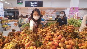 Lần đầu tiên, hệ thống các siêu thị cùng 6 sàn TMĐT cùng bắt tay tiêu thụ vải thiều. Vải Bắc Giang, Hải Dương được vận chuyển bằng máy bay vào TPHCM. Ảnh: H. Minh