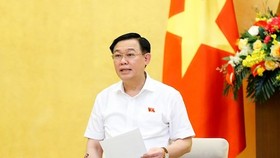 Chủ tịch Quốc hội Vương Đình Huệ phát biểu tại phiên họp.