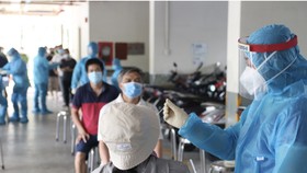 Số ca nhiễm Covid-19 tại TPHCM từ ngày 27-4 đế nay đã tăng lên 961 ca. TPHCM đang có hơn 7,2 triệu người cần tiêm phòng Covid-19. Ảnh: HCDC.