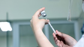 Để triển khai chiến dịch tiêm chủng lớn nhất trong lịch sử, Việt Nam đã đàm phán thành công 120 triệu liều vaccine Covid-19 trong năm 2021.