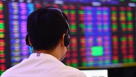Trụ gãy, ngân hàng, chứng khoán cùng lao dốc