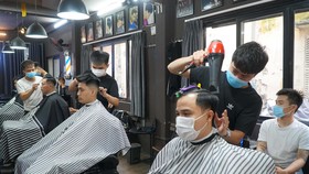 Dịch vụ gội đầu cắt tóc, sửa chữa đồ dùng gia đình... đều phải chịu thuế từ ngày 1-8-2021. Ảnh: Người lao động