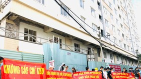 Khách hàng mua nhà ở xã hội tại dự án Tân Bình Apartment liên tục giăng băng rôn cầu cứu vì dự án đã chậm nhiều năm qua. Ảnh: Đình Sơn.