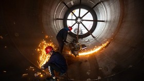 Công nhân chế tạo lò quay tại xưởng ở Trung Quốc. Ảnh: CNBC.