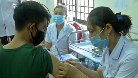 Tiêm vắc xin phòng Covid-19 cho một chiến sĩ quân đội tại Côn Đảo. Ảnh: Đ.H.