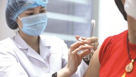 Việt Nam bước vào đợt tiêm chủng lớn nhất trong lịch sử. Ảnh: TTXVN.