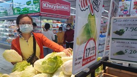 Việc cung ứng các mặt hàng nông sản như rau củ quả, lương thực, thịt gia súc và gia cầm, trái cây từ các tỉnh về TPHCM vẫn thông suốt. Người dân TPHCM không lo thiếu thực phẩm. Ảnh: H. Minh
