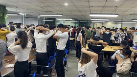 Cơ quan điều tra kiểm tra văn phòng Công ty TNHH MTV ANT Group có cả trăm nhân viên tại quận Cầu Giấy, Hà Nội. Ảnh: Công an Hải Phòng