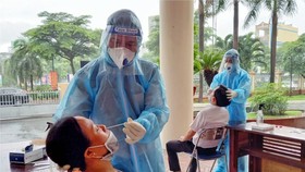 Người lao động phải có kết quả xét nghiệm âm tính với SARS-CoV-2 trước khi đến nơi ở tập trung làm việc trong suốt quá trình doanh nghiệp thực hiện vừa cách ly, vừa sản xuất. Ảnh: HCDC