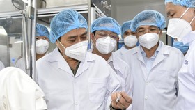Thủ tướng trong chuyến làm việc tại Công ty Nanogen. Ảnh: Đoàn Bắc.