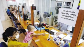 Hỗ trợ người dân bị ảnh hưởng bởi Covid-19. Ảnh: Đức Thanh
