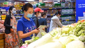 Siêu thị đang chịu áp lực cùng lúc với chi phí đầu vào tăng, nhân viên luôn trong cảnh đối mặt với dịch bệnh. Ảnh: H. Minh