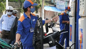 Sau 3 tháng tăng liên tiếp, giá xăng giảm lần đầu với mức giảm hơn 100 đồng/lít.