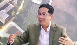 TS Vũ Thành Tự Anh, Trường Chính sách công và Quản lý Fulbright, Đại học Fulbright Việt Nam là Tổ trưởng Tổ tư vấn. Ảnh: Zing