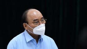 Chủ tịch nước Nguyễn Xuân Phúc đồng ý với chủ trương của thành phố là tiếp tục giãn cách xã hội thêm một thời gian nữa. Ảnh: Zing