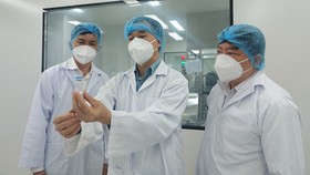 GS.TS Trần Văn Thuấn, kiểm tra vaccine của Công ty cổ phần Công nghệ sinh học dược Nanogen.
