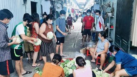 Một khu nhà trọ đang nhận rau xanh từ đơn vị hỗ trợ. ẢNH: Đình Sơn