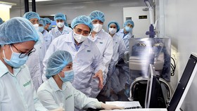Thủ tướng thăm việc sản xuất vaccine tại Công ty vaccine và sinh phẩm số 1 (Vabiotech), tháng. Ảnh: VGP