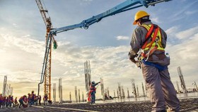 Cổ phiếu xây dựng mong chờ gì ở đầu tư công khi giải ngân quá chậm?