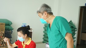 Thứ trưởng Bộ Y tế Nguyễn Trường Sơn hướng dẫn người dân tự lấy mẫu xét nghiệm.
