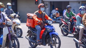 Sau 1 tuần dừng hoạt động giao hàng tại TP Thủ Đức và nhiều quận huyện có nguy cơ cao trong thời điểm TPHCM siết giãn cách xã hội, Sở Công thương đề xuất cho 25.000 shipper được hoạt động liên quận vì đây là đội ngũ góp phần lưu thông hàng hóa hiệu quả. Ả