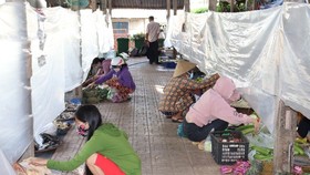 Người dân Củ Chi đi chợ 'bình thường mới'