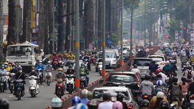 Đường 3 tháng 2 nhộn nhịp xe cộ đi lại sau khi thành phố mở cửa. Ảnh: Quang Định.