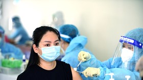 Người dân tiêm vắc xin ngừa COVID-19 tại Trung tâm thể dục thể thao quận Gò Vấp. Ảnh: Duyên Phan