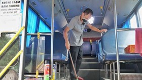 Tài xế - tiếp viên không tiền, ăn ngủ trên xe buýt 'nằm im' suốt mùa dịch Covid-19